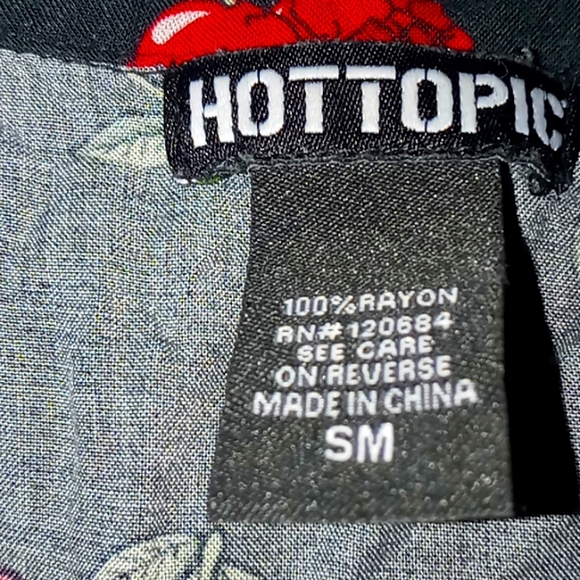 Free With Bundle Hot topic 🍒 crop top - Picture 4 of 4